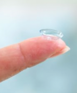 Kontaktlinse auf Finger